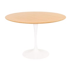2009 Eero Saarinen for Knoll Studio Table de salle à manger ronde à piédestal Tulip avec plateau en Oak