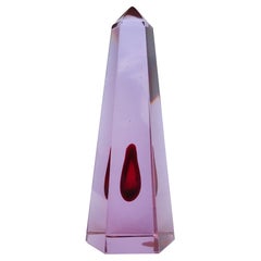 Obelisco di vetro artistico italiano di Murano con nucleo rosso obelisco piramide scultura fermacarte