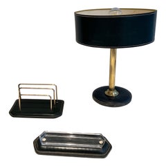 Ensemble de bureau en cuir matelassé Cellar. Œuvres françaises dans le style de Jacques Adnet