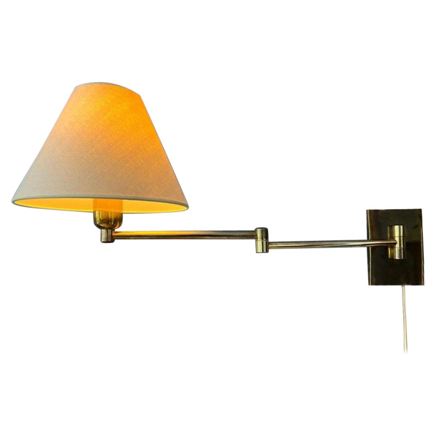 Lampada da parete a braccio oscillante Golden Hollywood Regency con paralume beige, anni '70