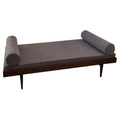 Daybed nordico d'epoca in noce restaurato con tessuto boucle, anni '70