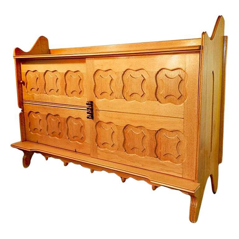 Guillerme et Chambron, Cabinet "Dario" en Oak, Votre Maison, circa 1950 en vente