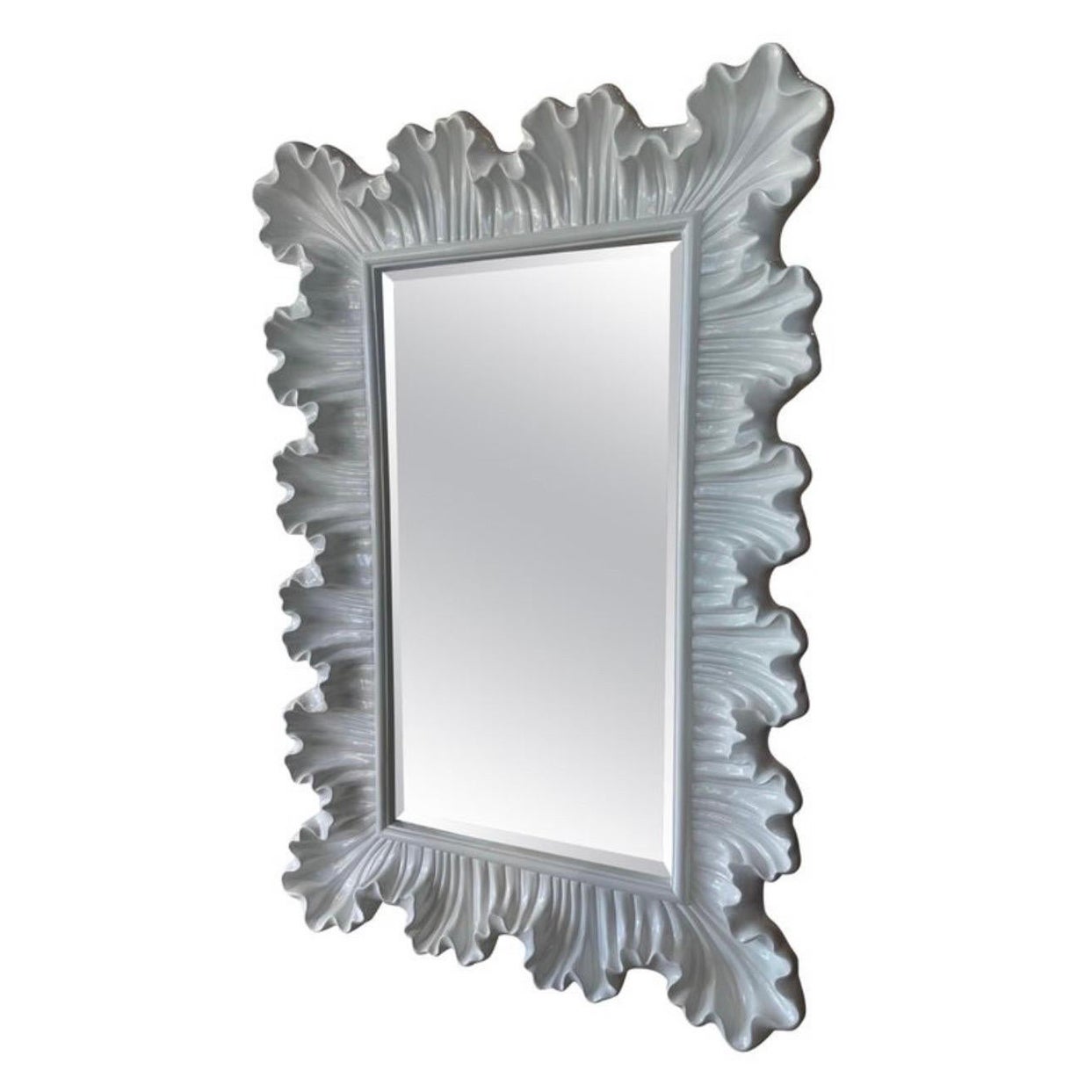 Nouveau miroir mural festonné laqué blanc à volants de Palm Beach en vente