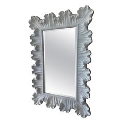 Nouveau miroir mural festonné laqué blanc à volants de Palm Beach