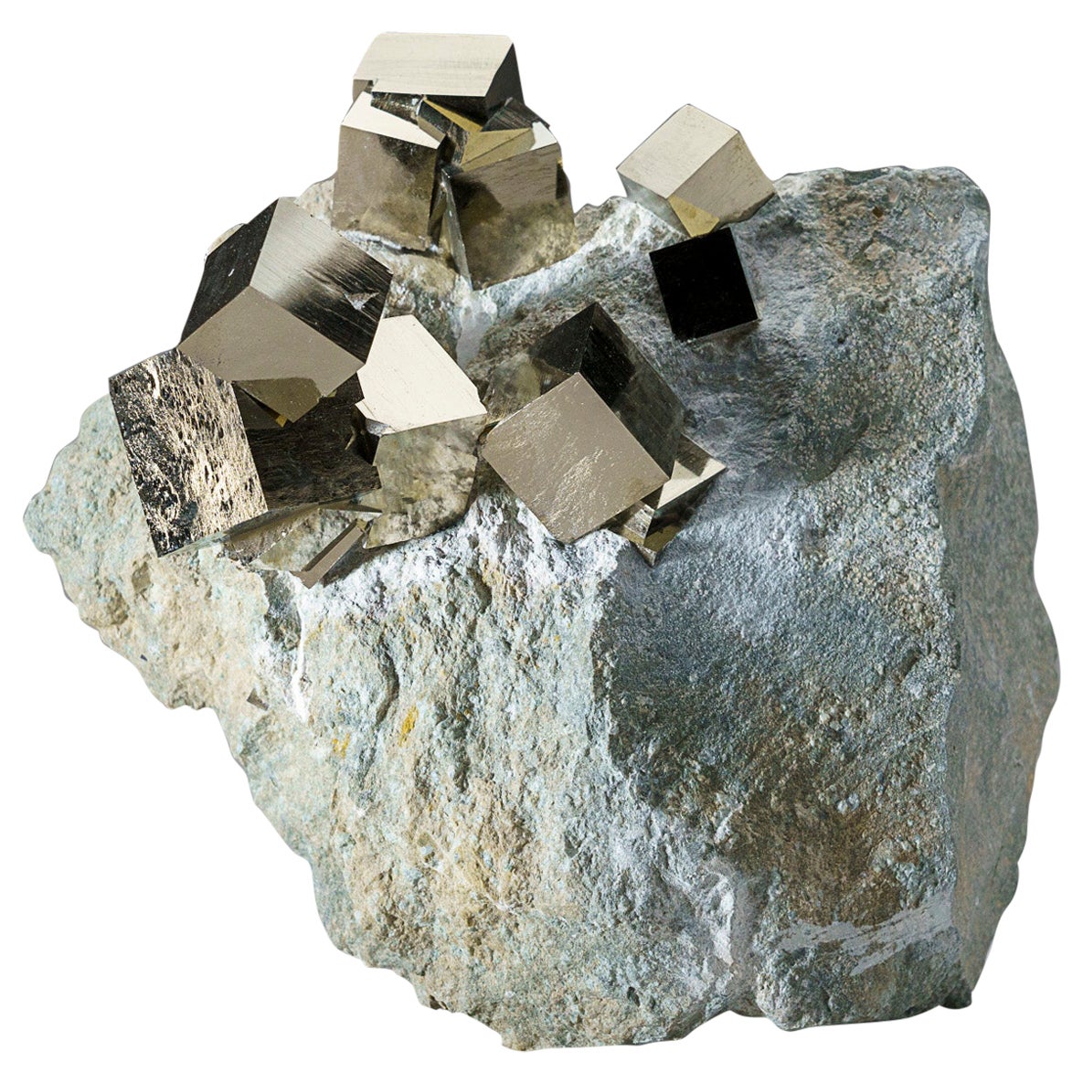 Cubo de Pirita sobre Basalto de Navajún, Provincia de La Rioja, España (7 libras)