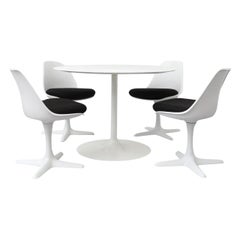 Tavolo da pranzo in stile MId-Century Saarinen con piano bianco e base a tulipano color crema