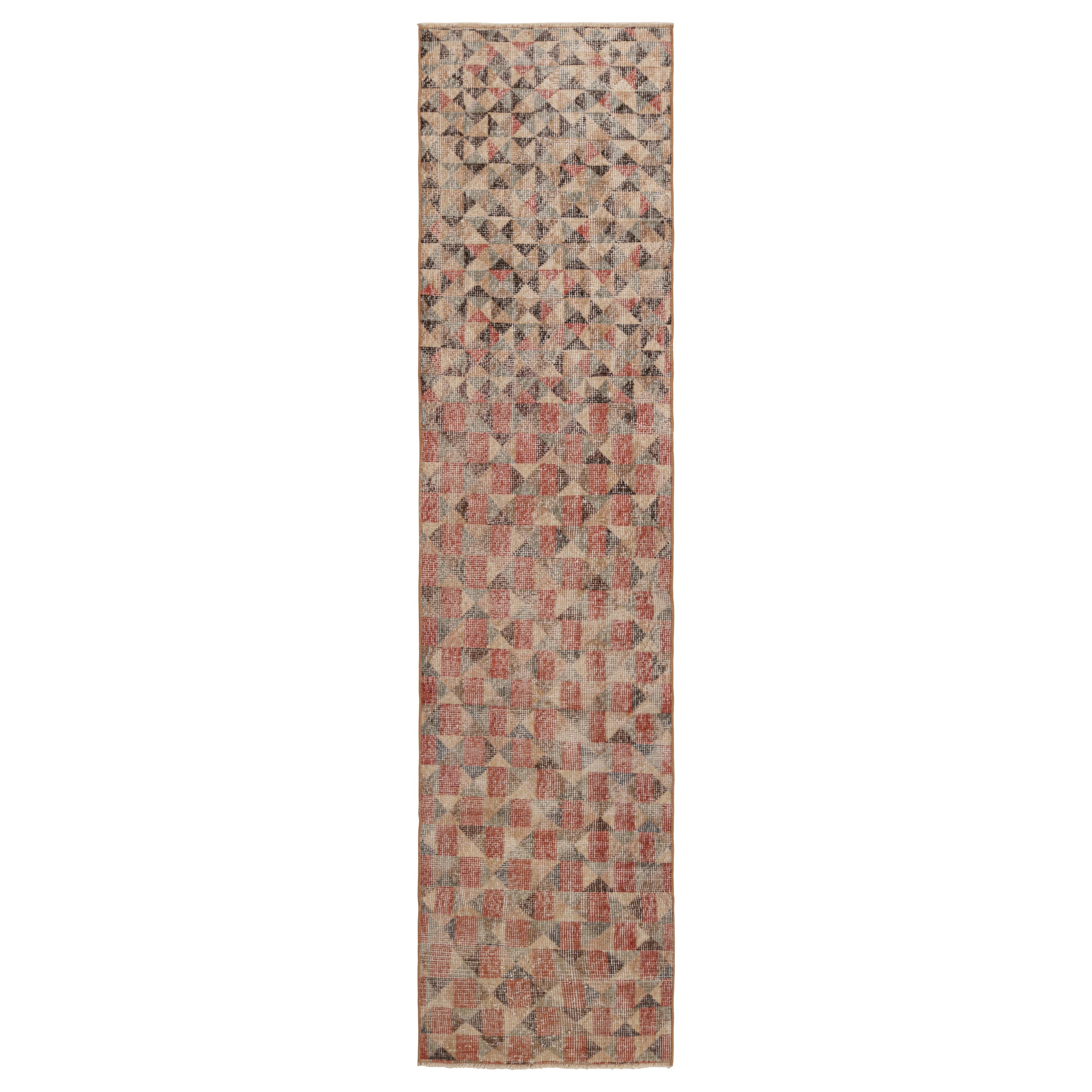Traves de Mesa Vintage Zeki Müren con Motivos Geométricos Policromáticos de Rug & Kilim