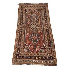 Alfombra larga antigua Qashqai con diseño de triple medallón, circa 1900