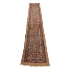Antico runner Sarab stretto con fondo in cammello, colori tenui, CIRCA 1880
