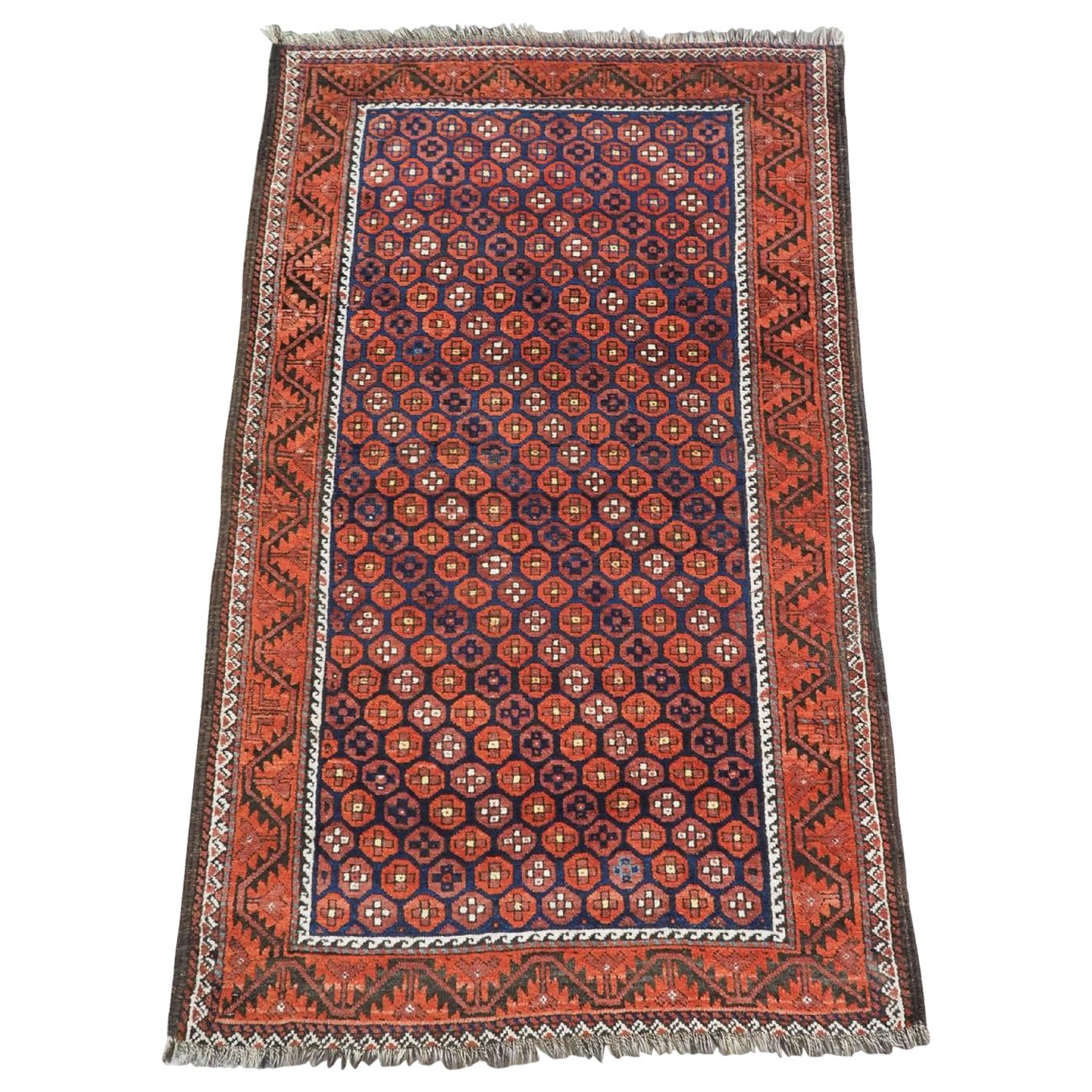 Tapis baluchon ancien avec rare motif octogonal répété, vers 1900