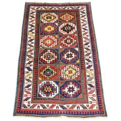 Alfombra antigua caucásica Moghan Kazak con diseño Memling Gul, circa 1890