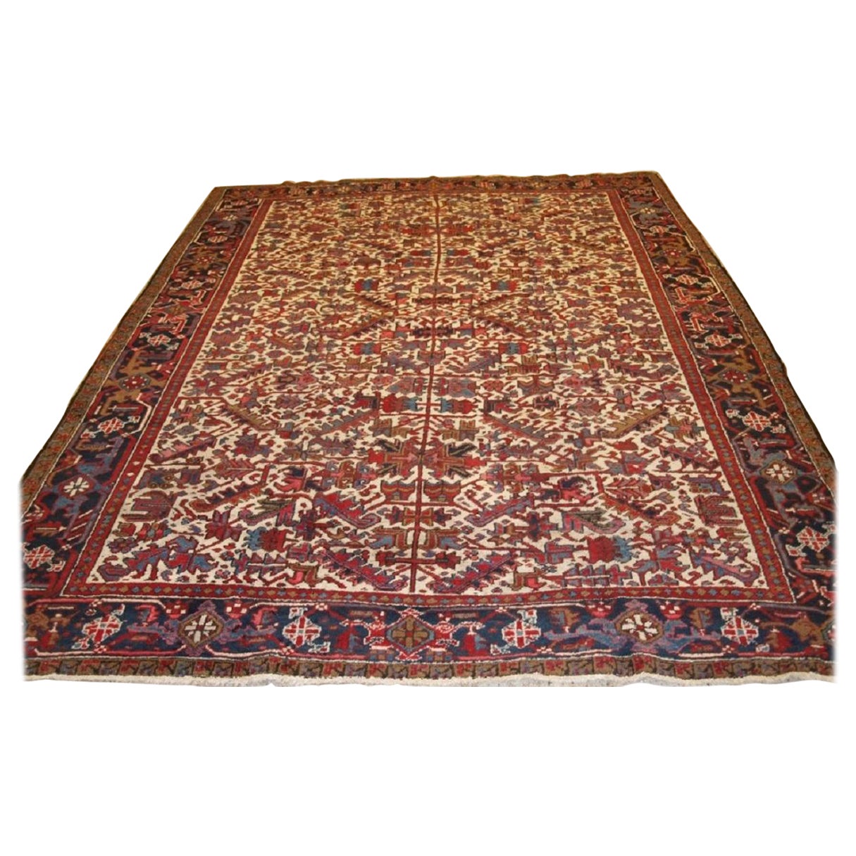 Old Heriz-Teppich mit Allover-Design auf elfenbeinfarbenem Grund, um 1920 im Angebot