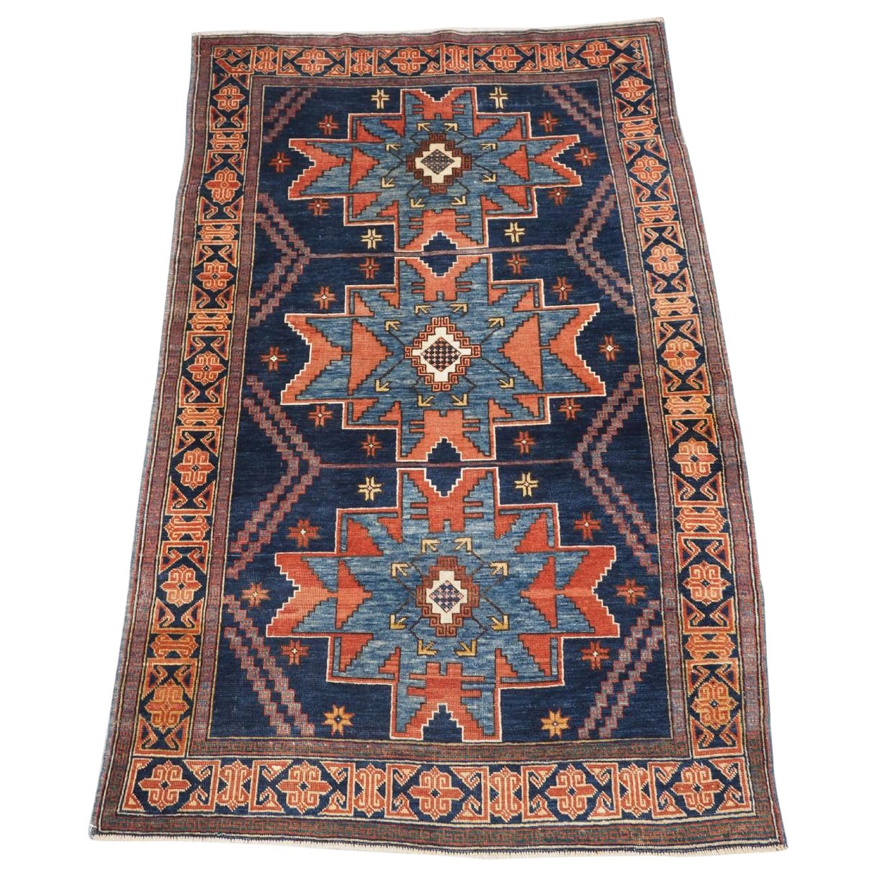 Tapis caucasien ancien avec motif d'étoiles Lesghi, vers 1900 en vente