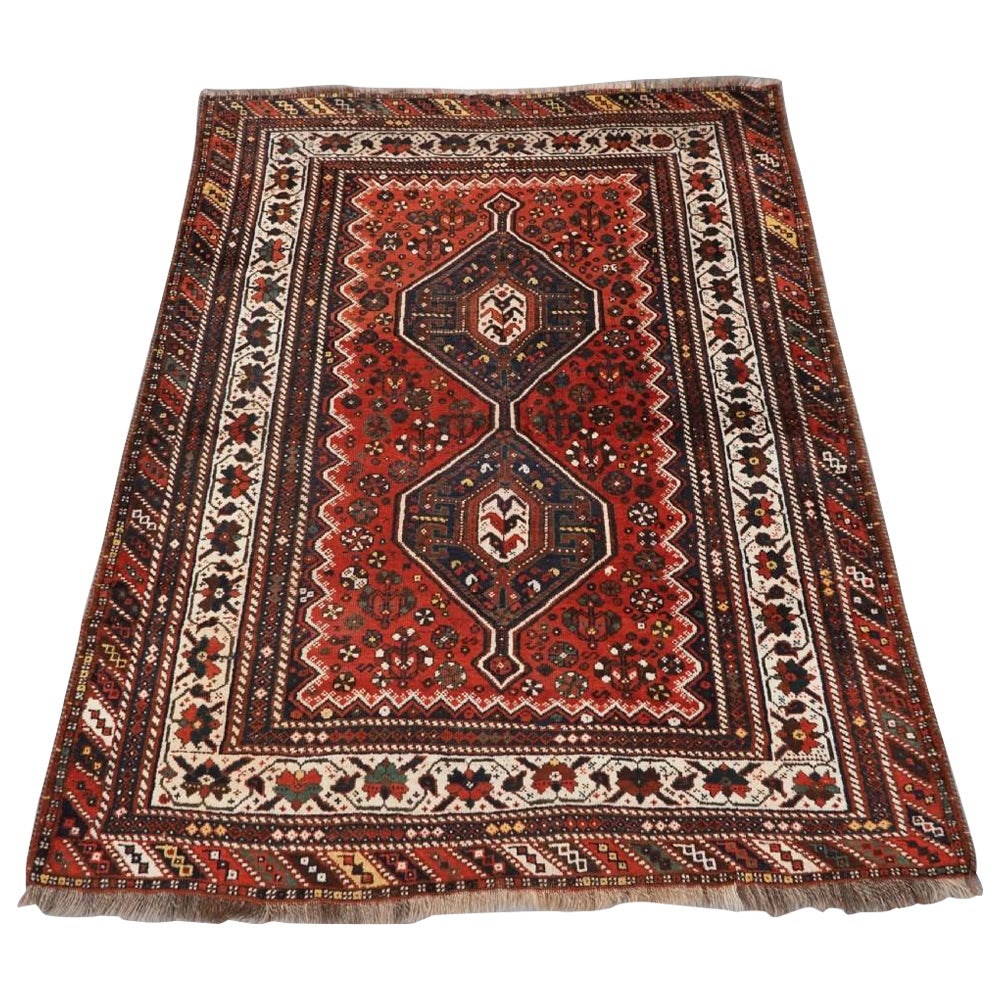 Tapis ancien de Chiraz à motifs de médaillons reliés, Circa 1920