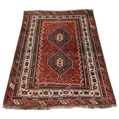 Tapis ancien de Chiraz à motifs de médaillons reliés, Circa 1920