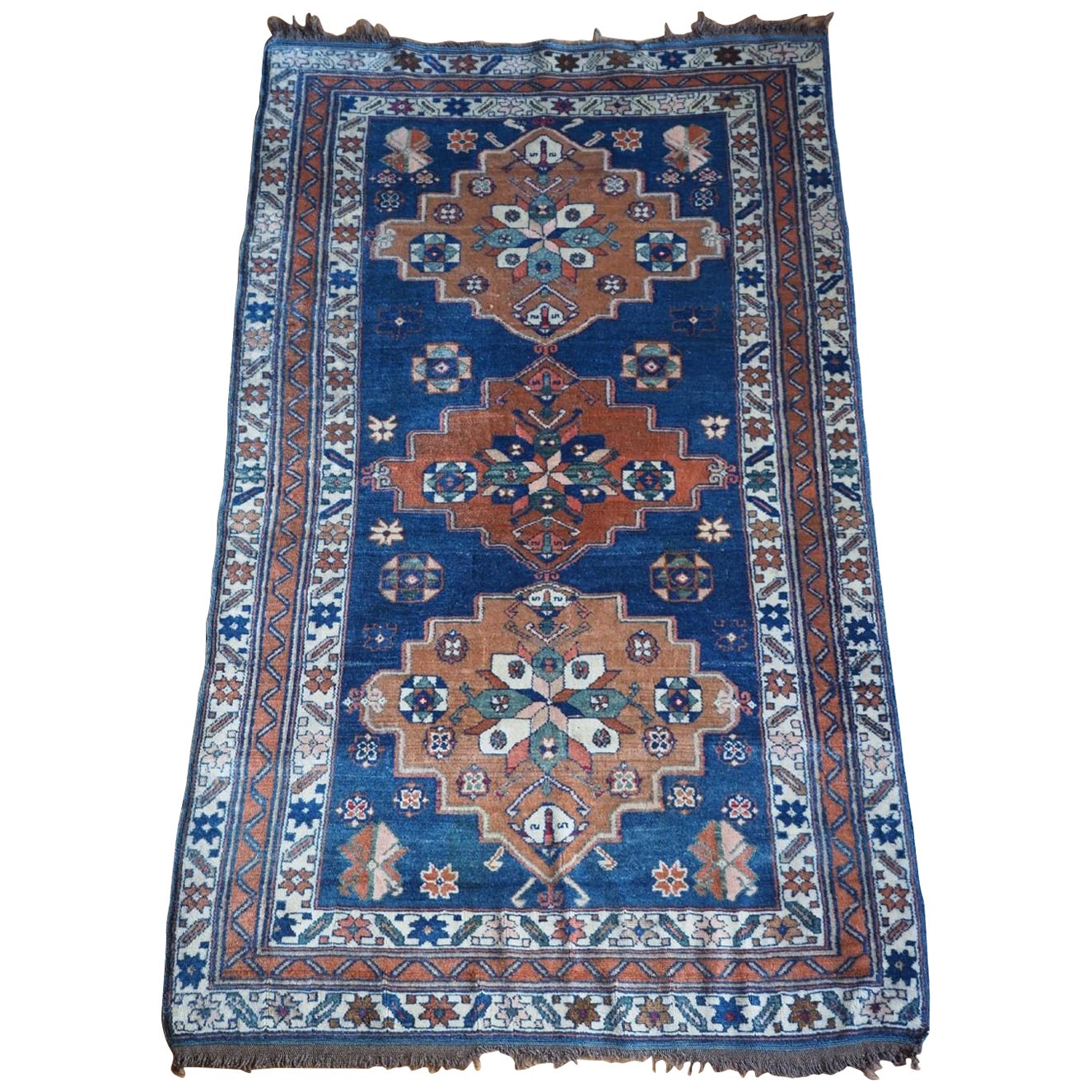 Ancien tapis caucasien plié à trois médaillons, vers 1900