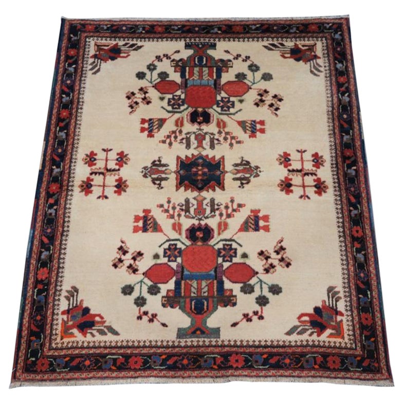Antiker Afshar-Teppich mit elfenbeinfarbenem Grund und Vasendesign, um 1920