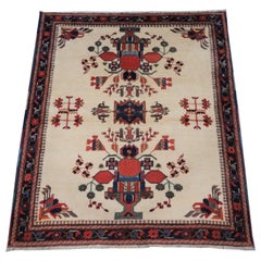 Alfombra antigua Afshar de fondo marfil con diseño de jarrón, circa 1920