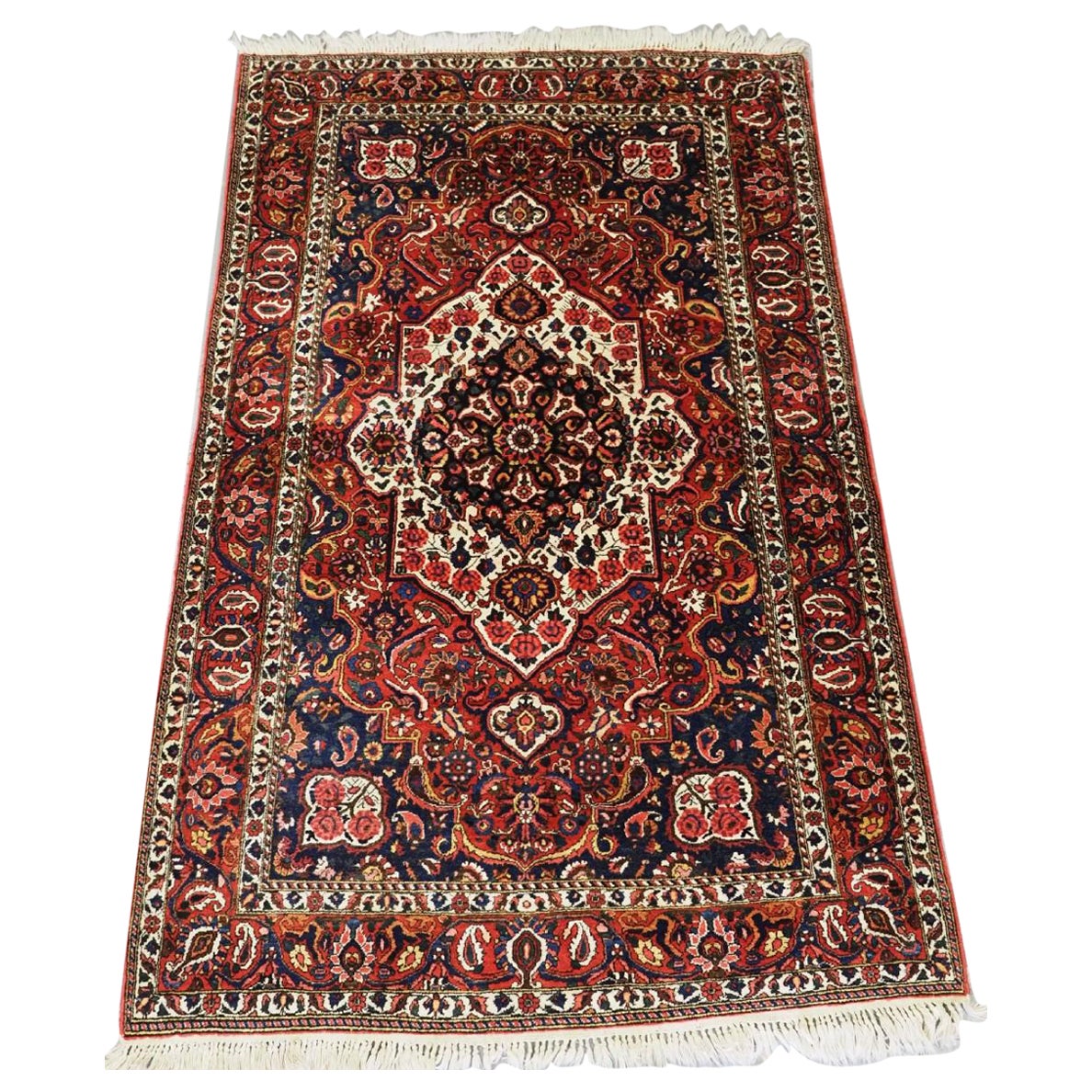 Alfombra de pueblo Bakhtiari vintage con diseño de medallón floral, circa 1930 en venta
