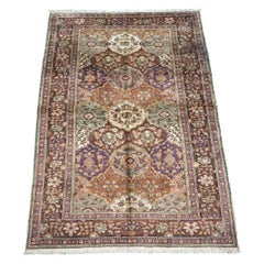 Alfombra turca vintage Kayseri de seda artística con diseño floral repetido, circa 1930