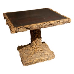 Mesa de jardín de madera de los años 70 con revestimiento de corteza de árbol