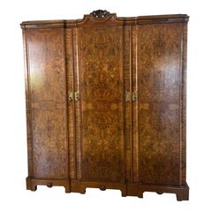 Armoire 3 portes en ronce de noyer sculptée de qualité exceptionnelle