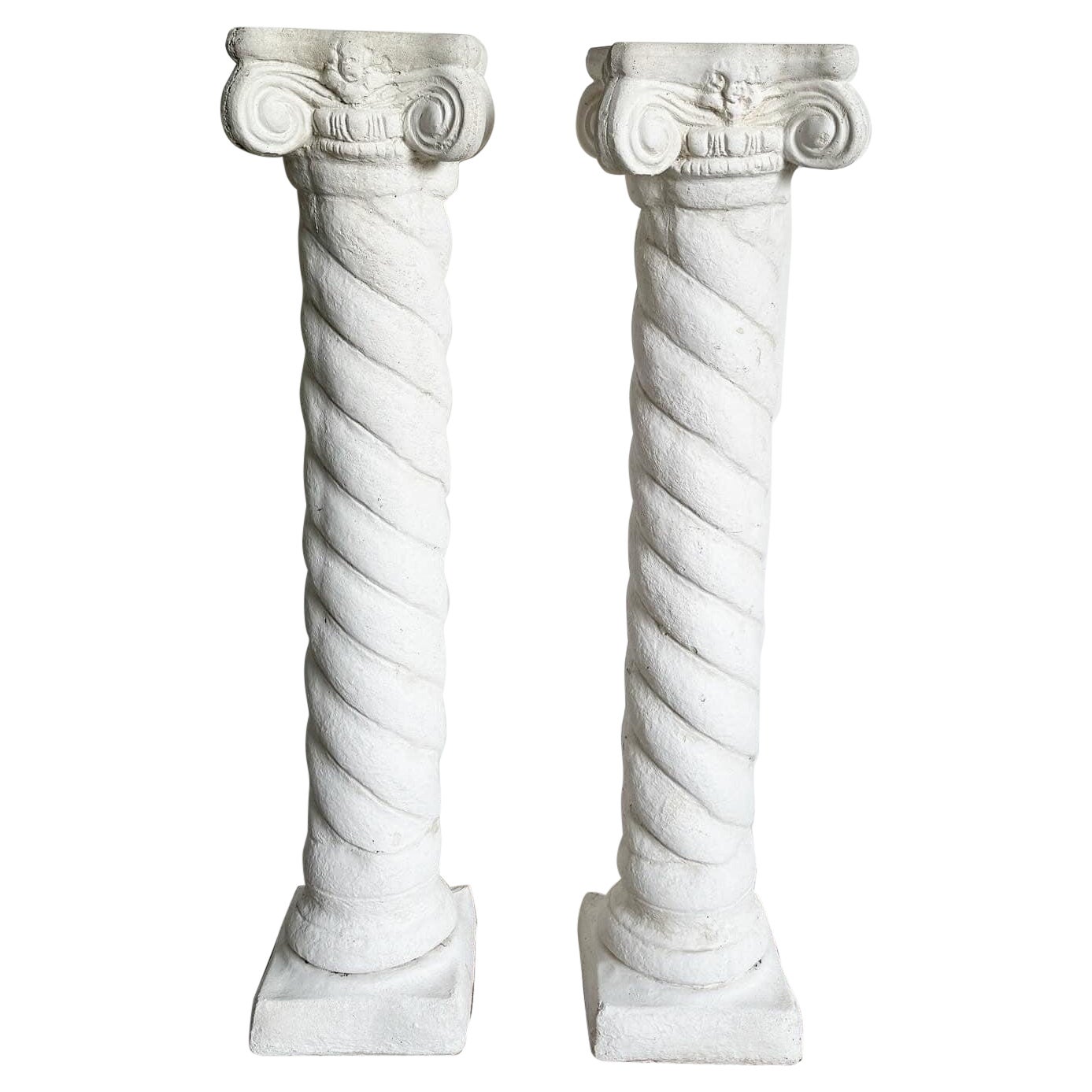 Paire de colonnes en plâtre blanc de style Regency The Pedestal