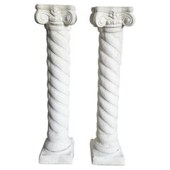 Paire de colonnes en plâtre blanc de style Regency The Pedestal
