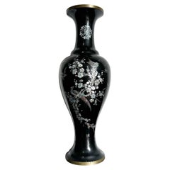 Vase chinois en laiton laqué noir et nacre