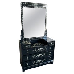 Coiffeuse/chest chinoise laquée noire avec incrustation de nacre