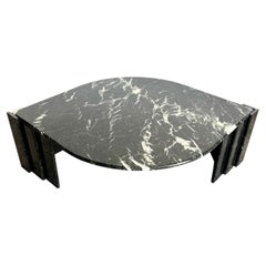 Table basse postmoderne italienne en marbre noir et en forme de goutte d'eau
