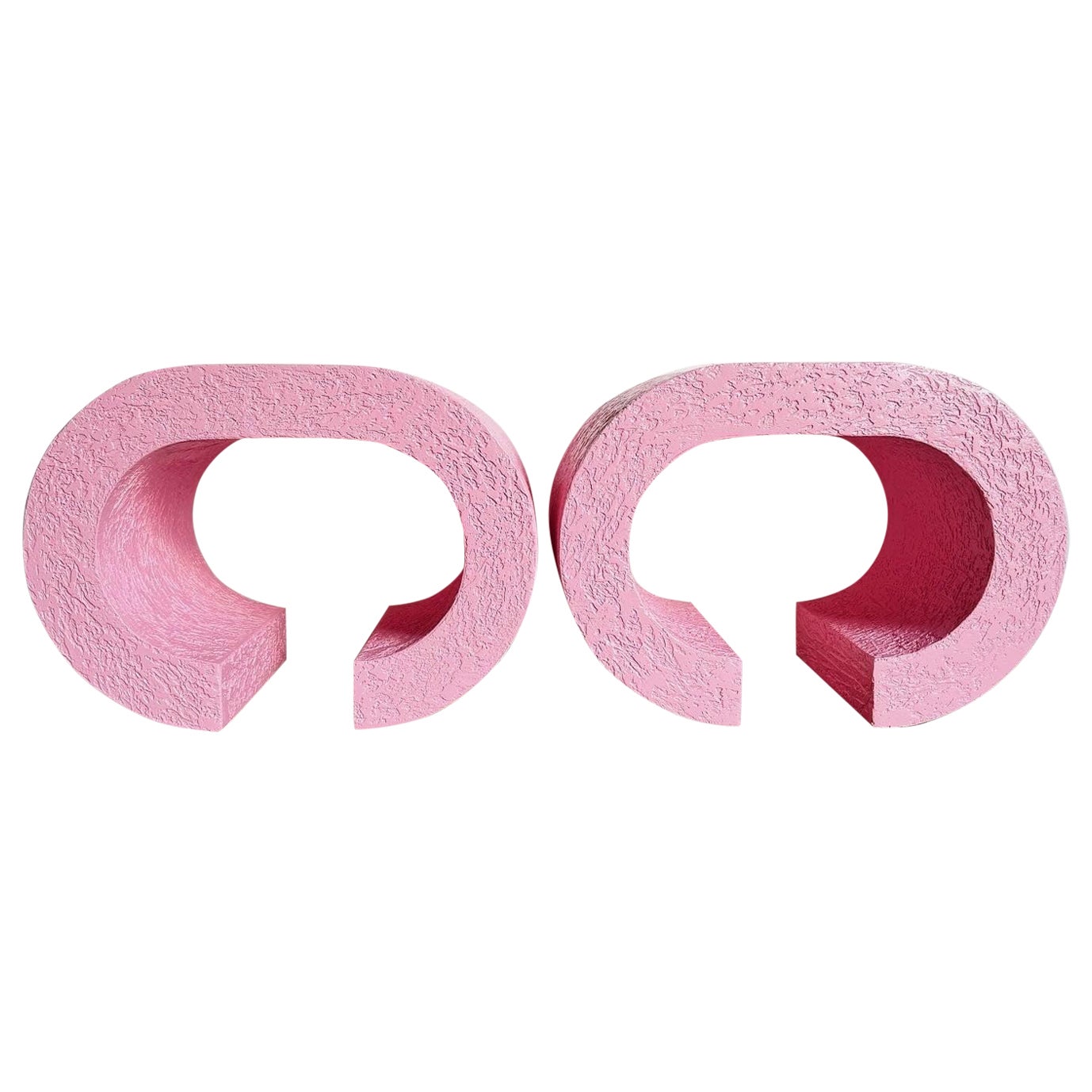 Adoptez l'allure du design postmoderne avec cette exquise table d'appoint en cascade rose et verre fumé, inspirée par Karl Springer. Dotée d'une élégante silhouette en cascade et d'une teinte rose vibrante, cette table ajoute une élégance