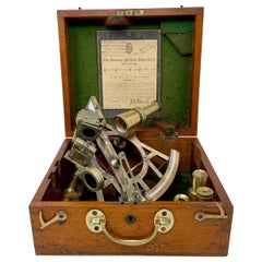 Antico sestante inglese John Parks & Sons in ottone con custodia originale, anni '20 circa.