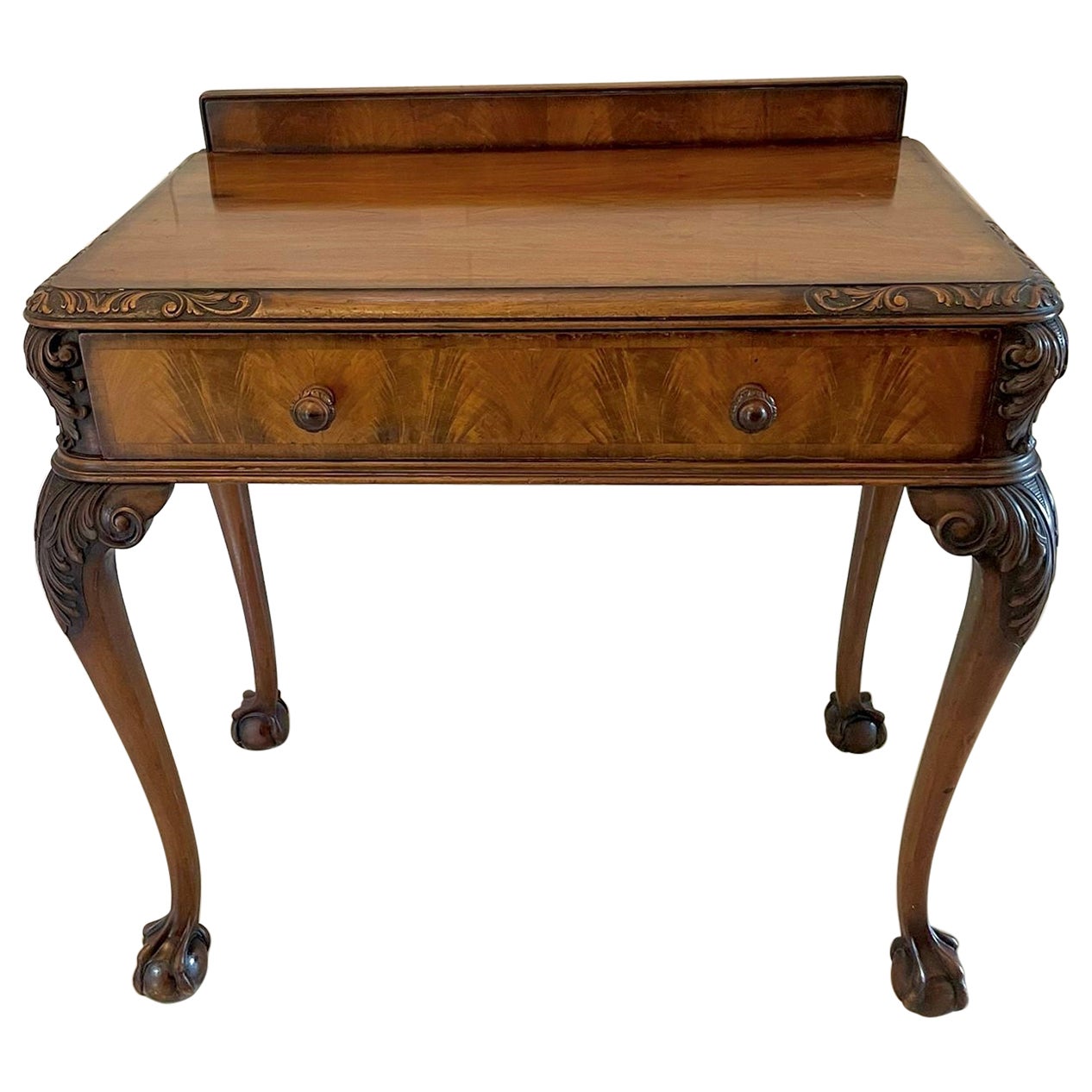 Tavolo da sala/console in radica di noce intagliata di qualità superba di Maple & Co.