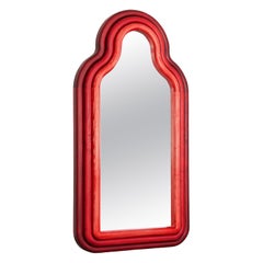 Espejo de pie "TRN Triple" de Pani Jurek, madera de fresno, tonos rojos