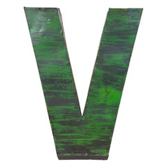 V.I.I. Grande facciata in ferro verde d'epoca con lettera V, anni '70