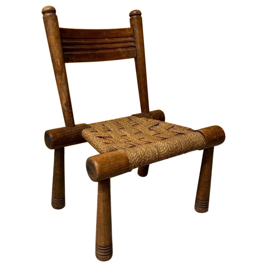 Una poltroncina brutalista in Oak