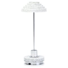Lampada da tavolo ricaricabile in frammenti di marmo bianco Carrara e alluminio