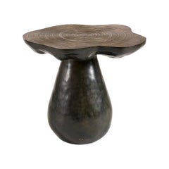 Emma Donnersberg, Großer Beistelltisch aus Bronze mit Spiralauflage und Pilz, Frankreich, 2022