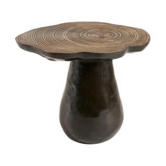Emma Donnersberg, Kleiner Beistelltisch aus Bronze mit Spiralauflage und Pilz, Frankreich, 2022