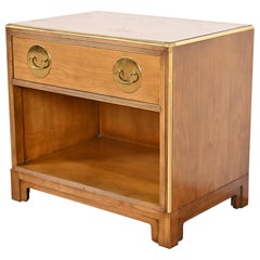 Michael Taylor para Baker Furniture Mesilla de noche de madera de cerezo moderna de mediados de siglo
