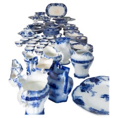 The Collective of 227 Pieces of Flow Blue China (Collection de 227 pièces en porcelaine bleue)