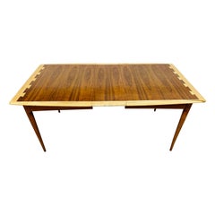 Table de salle à manger en noyer The Moderns Lane Acclaim