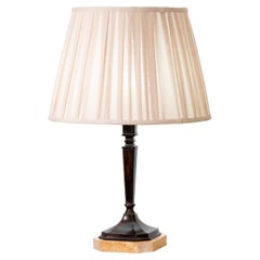 Lampe en bronze en forme de pointe. Bronze patiné, base en marbre