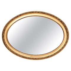 Miroir ovale dans un cadre doré, France, première moitié du 20e siècle