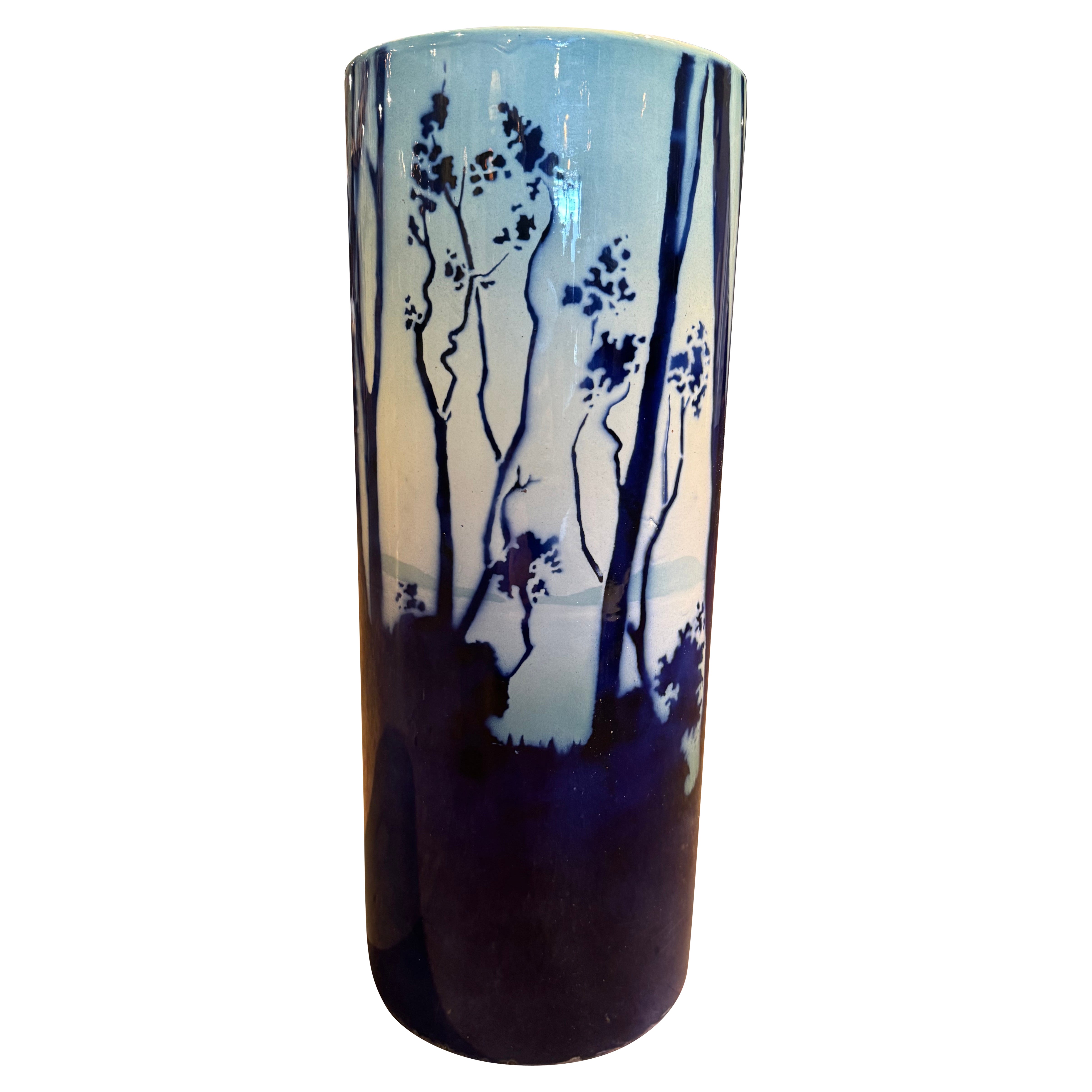 Paragüero Francés de Mediados de Siglo Pintado de Porcelana Azul y Blanca