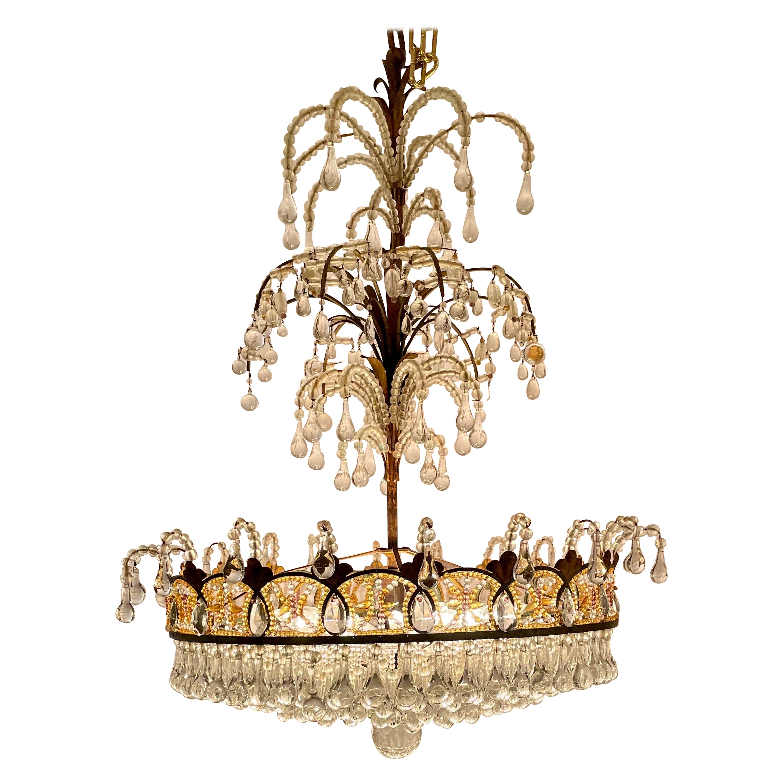 Lustre original en cristal perlé provenant d'une ancienne maison de la New Orleans, Circa 1950. en vente