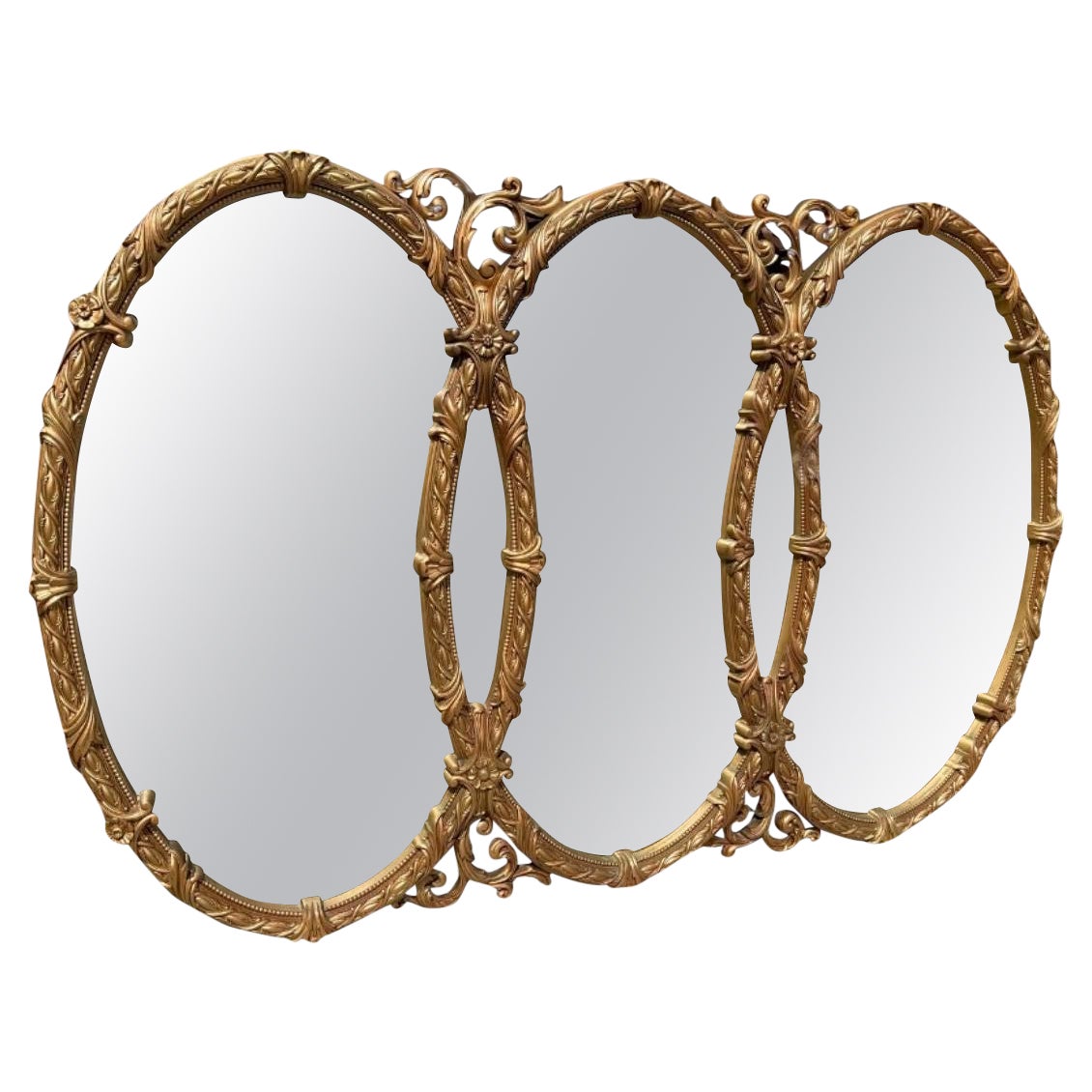 Miroir mural ovale vintage du milieu du siècle dernier, triptyque Bassett doré, style Hollywood Regency en vente
