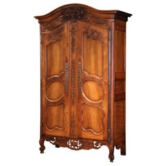 Armoire de mariage en noyer sculpté de Provence du XVIIIe siècle