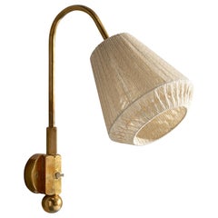 Schwedische Designerin, Wandleuchte, Messing, Stoff, Schweden, 1940er Jahre